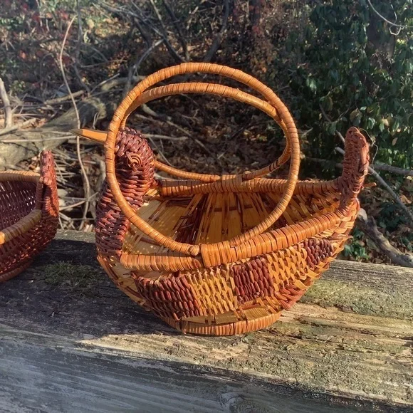 Two Vintage Chicken Baskets Wicker Home Decor - Picture 3 of 4